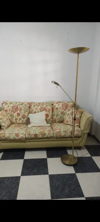 Lámpara de pie.