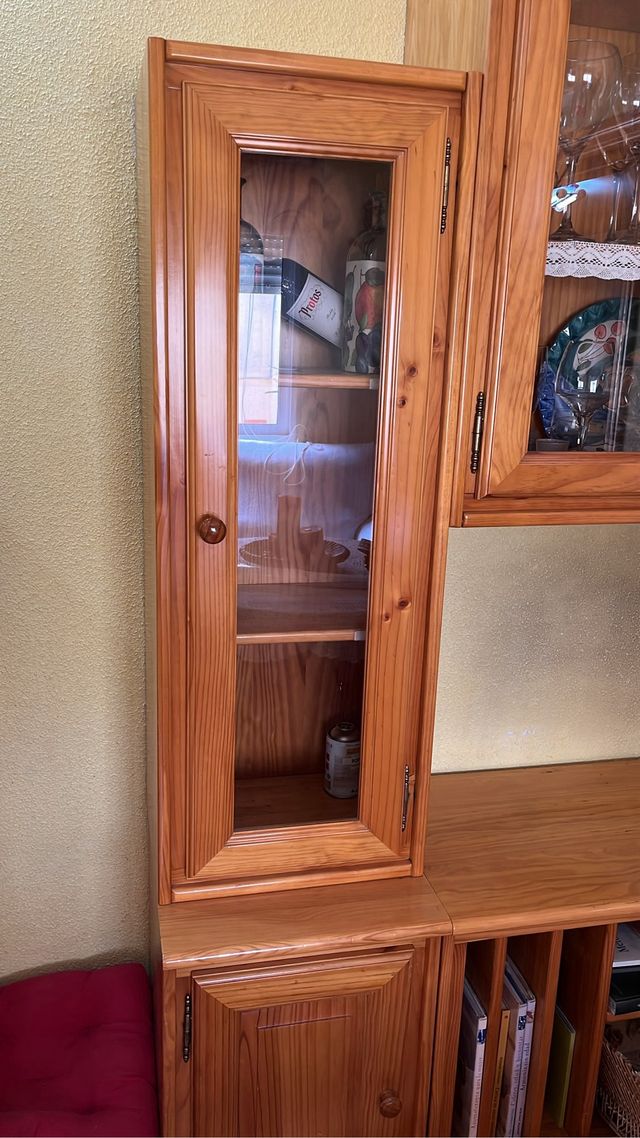 Mueble de madera y cristal