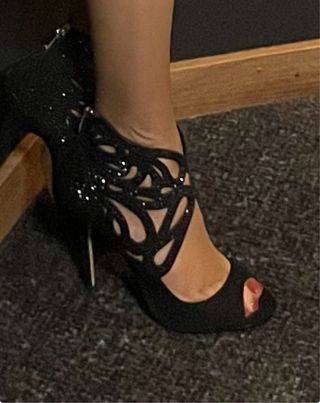 Sandalia Negra Pedrería Tacón Alto