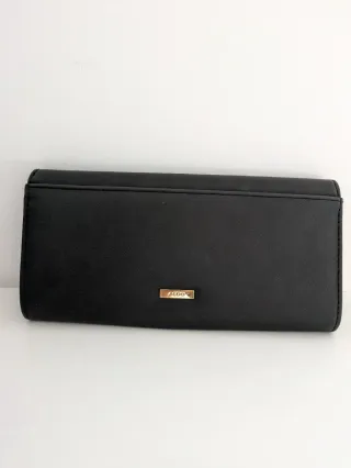 Clutch com detalhes dourados