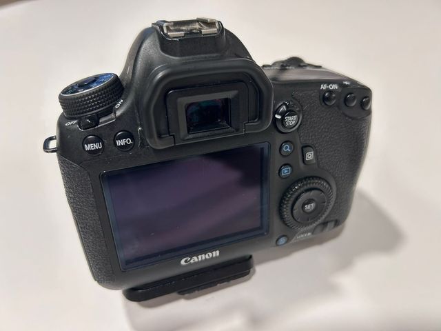 Canon EOS 6D + Lente 24-105mm f/4 L IS USM + Grip