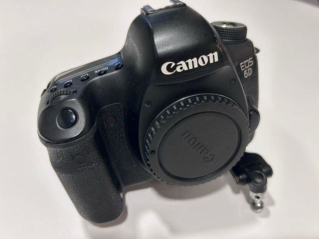 Canon EOS 6D + Lente 24-105mm f/4 L IS USM + Grip