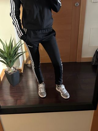 Pantalón Adidas Negro con Rayas Blancas