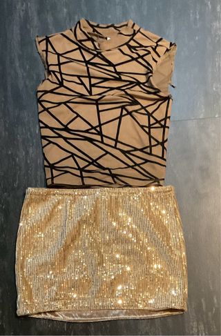 Falda dorada con top estampado