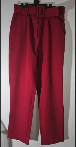 Pantalón rojo con cinturón