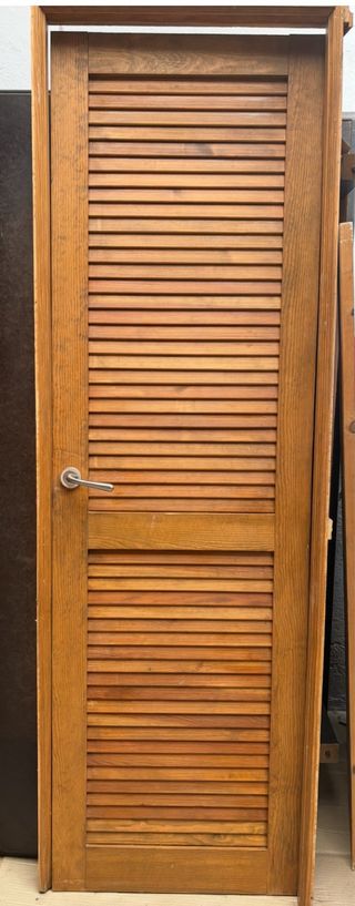 Puertas de madera con lamas con premarcos