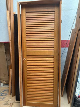Puertas de madera con lamas con premarcos