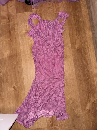 Vestido rosa con corset y volantes
