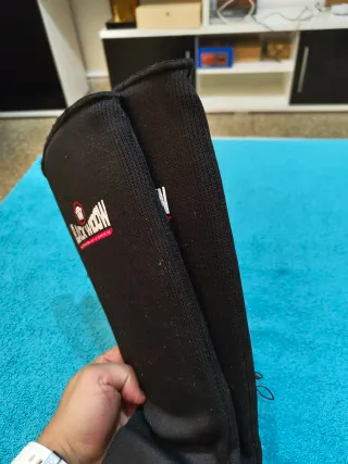 Espinilleras Muay Thai Black Widow