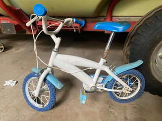 Bicicleta infantil blanca y azul
