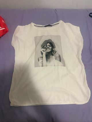 Camiseta blanca con estampado chica