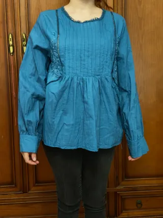 Blusa azul con bordados