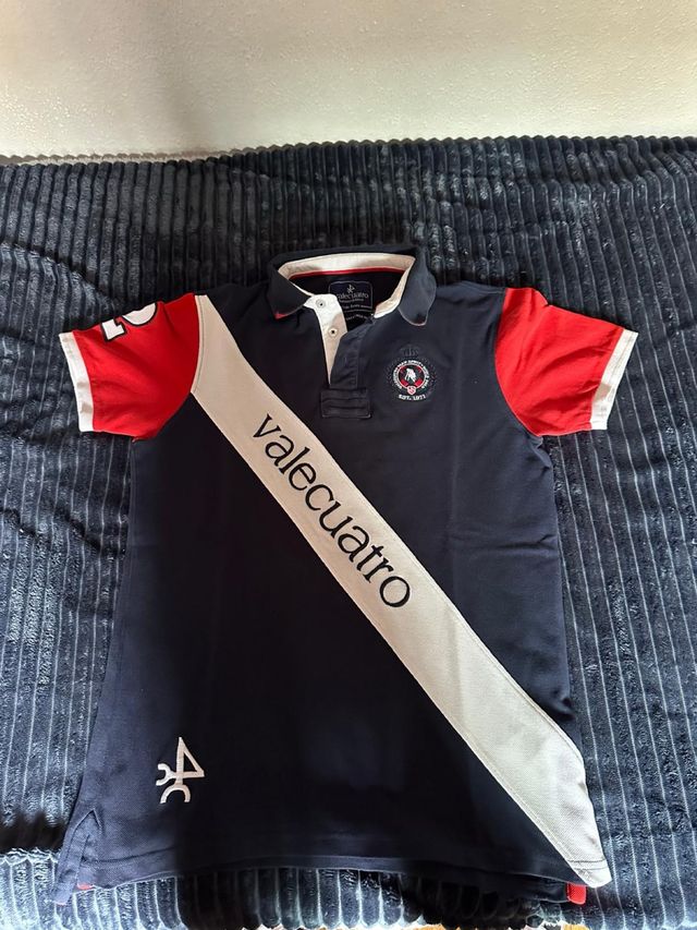 Polo Valecuatro Azul Marino y Rojo en buen estado