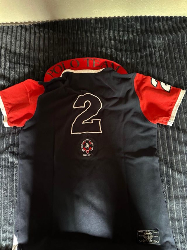 Polo Valecuatro Azul Marino y Rojo en buen estado