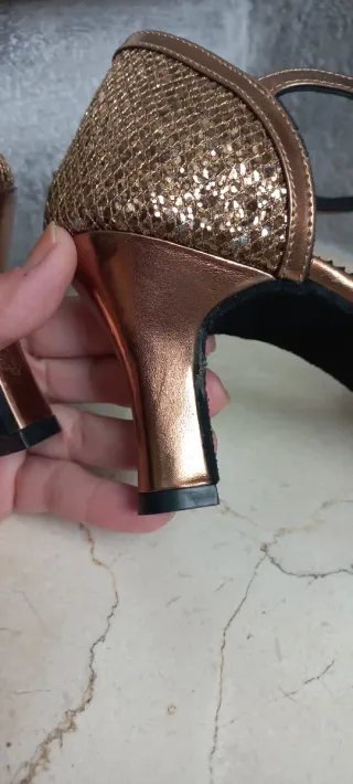 Zapatos de tacón para baile latino dorados