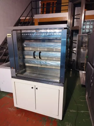 Máquina de pollos asados con espadas y pinchos