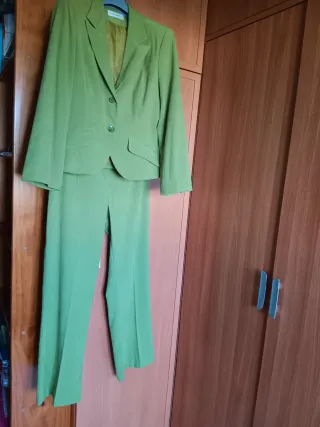 Traje de chaqueta y pantalón verde