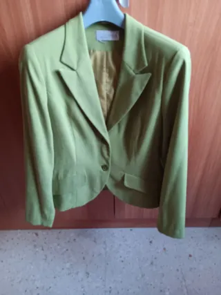 Traje de chaqueta y pantalón verde