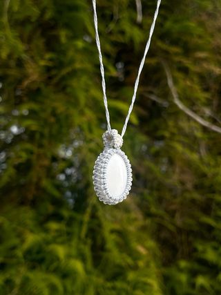 Colar micro-macramé branco e cinza