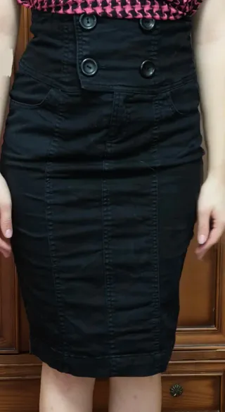 Falda tubo negra botones cintura alta