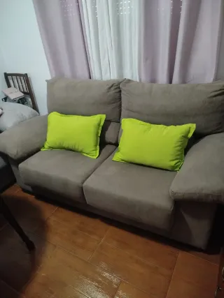 Sofá de tela beige y marrón