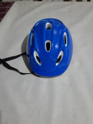 Casco de bici azul nuevo sin usar. Sería para niño