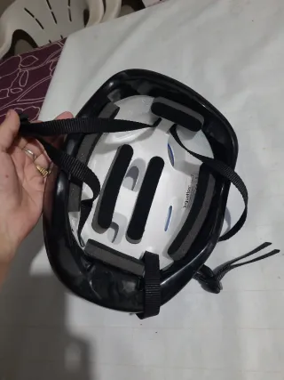Casco de bici azul nuevo sin usar. Sería para niño