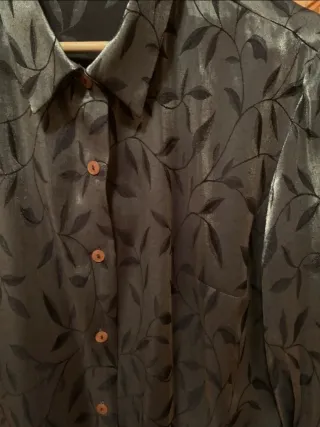 Blusa estampada hojas,  gris y negra