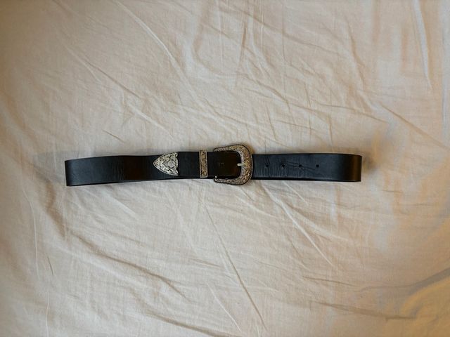 Cinturón negro con hebilla plateada