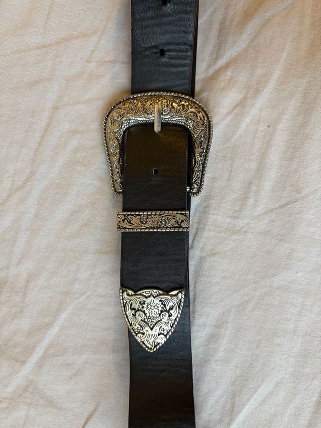 Cinturón negro con hebilla plateada