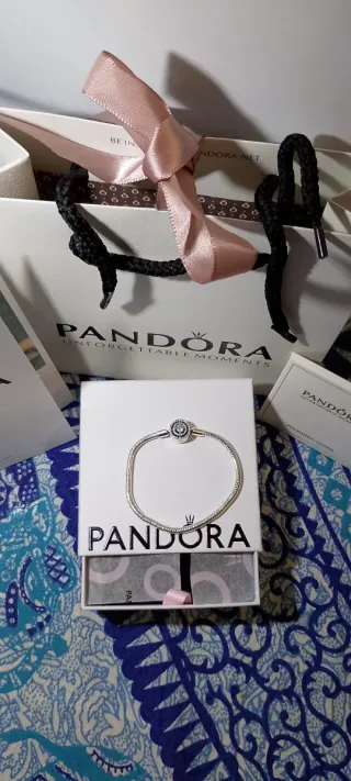 Pulsera Pandora. Lleva caja y bolsa 