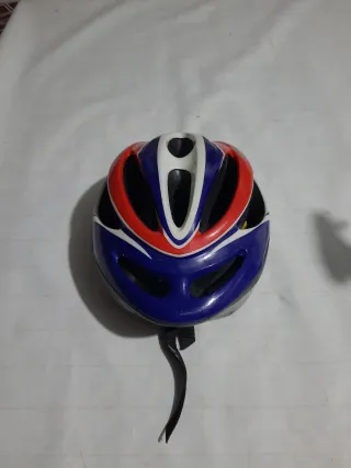 Casco infantil azul, rojo y blanco