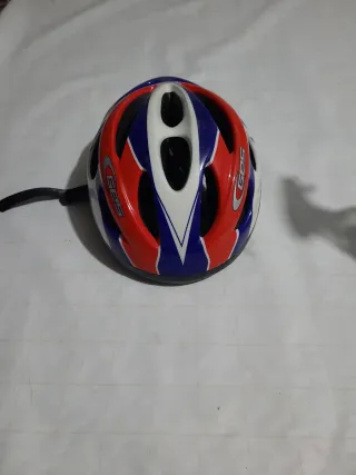 Casco infantil azul, rojo y blanco