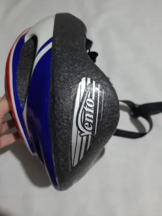 Casco infantil azul, rojo y blanco