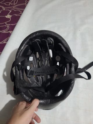 Casco infantil azul, rojo y blanco