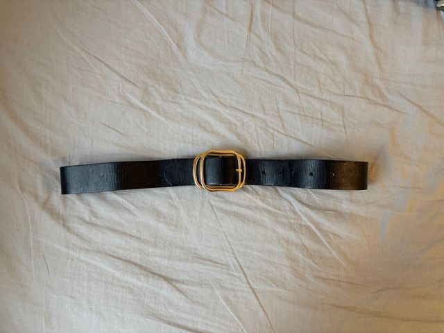 Cinturón negro con hebilla dorada