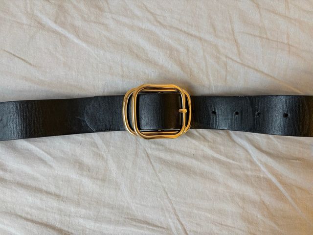 Cinturón negro con hebilla dorada