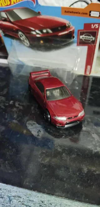 Hot Wheels Nissan Skyline GT-R R34 Vermelho