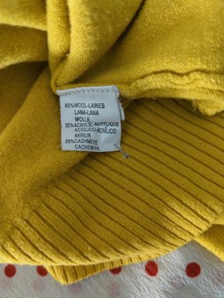 Jersey amarillo cuello alto