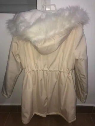 Abrigo de invierno beige con capucha