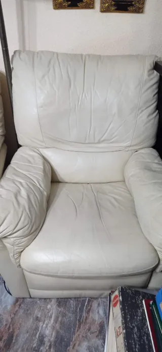 Set di divani e poltrone rilassanti in pelle beige.