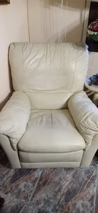 Set di divani e poltrone rilassanti in pelle beige.