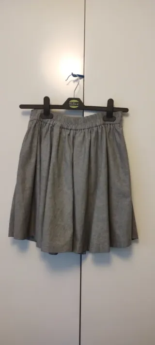 Falda corta talla M, con vuelo, bolsillos y botone