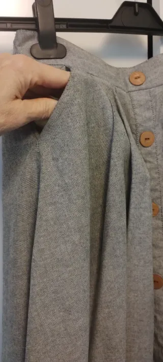 Falda corta talla M, con vuelo, bolsillos y botone