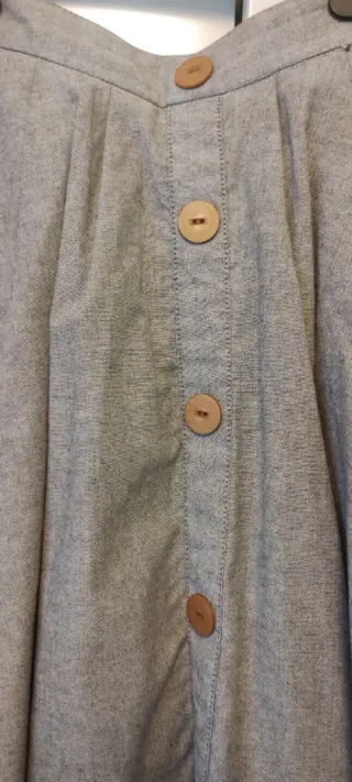 Falda corta talla M, con vuelo, bolsillos y botone