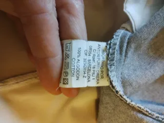 Falda corta talla M, con vuelo, bolsillos y botone