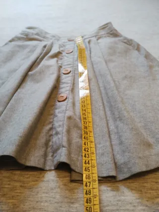 Falda corta talla M, con vuelo, bolsillos y botone