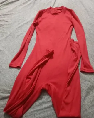 Mono rojo de manga larga
