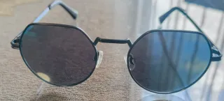 Gafas de sol negras y azules