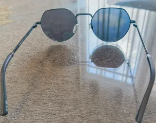 Gafas de sol negras y azules